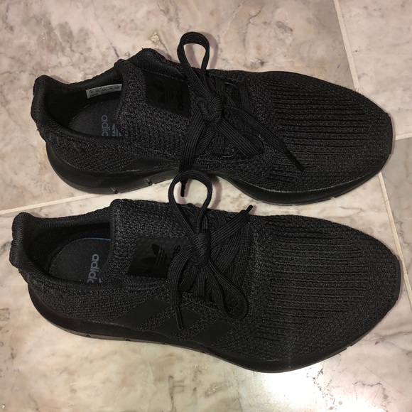 all black adidas swift run